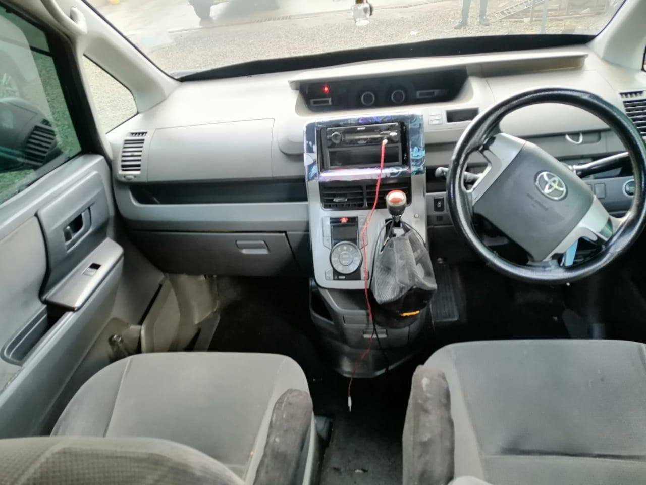 Toyota Voxy image 5